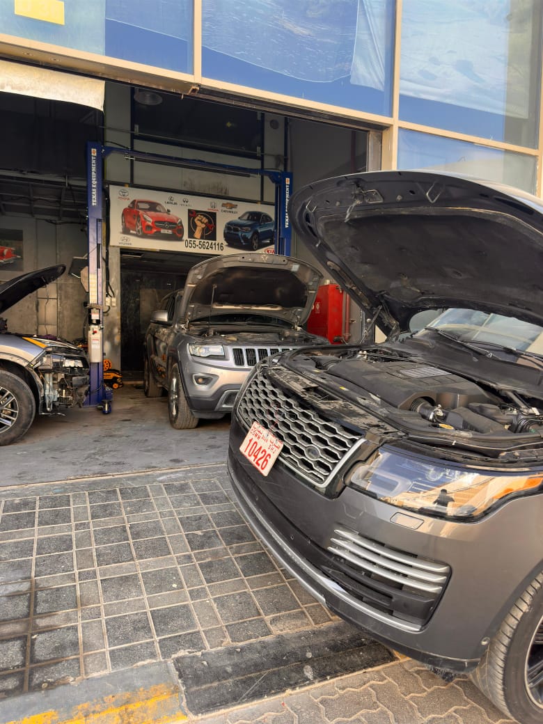 سيارات فاخرة في ورشة بستان الزهور